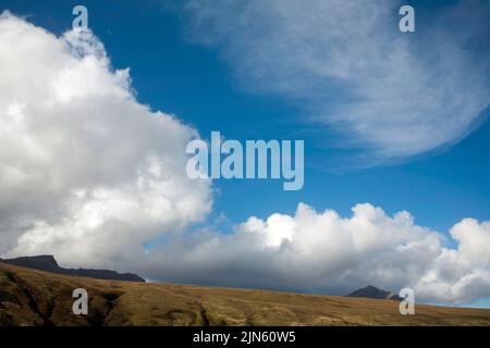 Wolken, die über den Gipfel von Beinn Tarsuinn und Goat fielen, wurden vom Gipfel des String Arran North Ayrshire Scotland aus gesehen Stockfoto