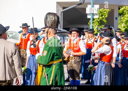 Großarl, Österreich - 19. Juni 2022: Die traditionelle Karnevalsprozession in Großarl zog eine große Anzahl von Teilnehmern und Besuchern in Großarl an Stockfoto