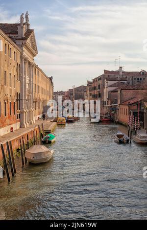 Einer der vielen schönen Kanäle in Venedig, Italien mit Booten Stockfoto