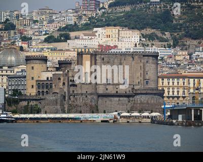 Das Castel Nuovo oder neue Burg dominiert den Hafen von Neapel, Kampanien, Italien. Es kann besichtigt werden und beherbergt ein Museum. Stockfoto