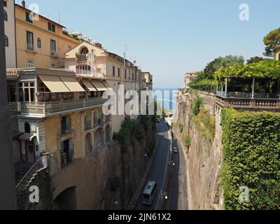 Sorrento, Kampanien, Italien. Die Küstenstadt ist auf sehr steilen Klippen gebaut Stockfoto