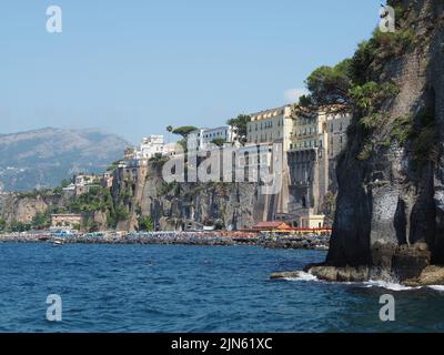 Sorrento von Marina Grande aus gesehen, Kampanien, Italien. Die Stadt selbst ist auf hohen und sehr steilen Klippen gebaut, es gibt keinen Strand, aber die Leute benutzen Piers buil Stockfoto