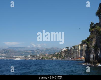 Sorrento von Marina Grande aus gesehen, Kampanien, Italien. Die Stadt ist auf hohen und sehr steilen Klippen gebaut. Stockfoto