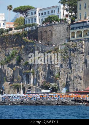 Sorrento, Kampanien, Italien. Die Stadt ist auf steilen hohen Klippen gebaut und um das Meer zu erreichen, kann man die Treppe hinunter gehen. Dieser geht durch eine Höhle im Stockfoto