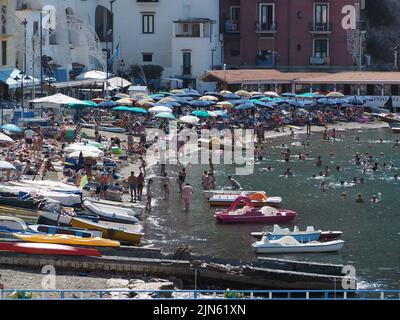 Der kleine Strand von Marina Grande in Sorrento, Kampanien, Italien Stockfoto