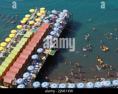 Der kleine Strand in Sorrento, Kampanien, Italien, wird mit Piers wie diesem erweitert. Stockfoto