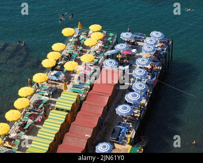 Der kleine Strand in Sorrento, Kampanien, Italien, wird mit Piers wie diesem erweitert. Stockfoto