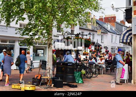 Eine geschäftige Straßenszene mit Urlaubern im Zentrum von Sidmouth. . Stockfoto
