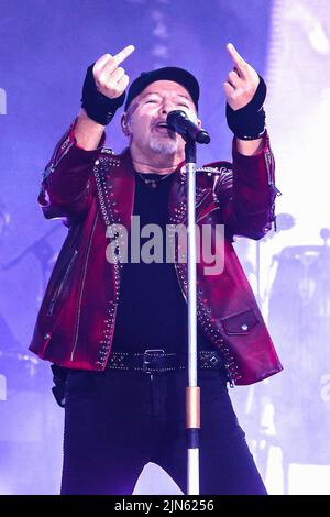 Vasco Rossi spielt live auf der Bühne des Ippodromo La Maura in Mailand. Stockfoto