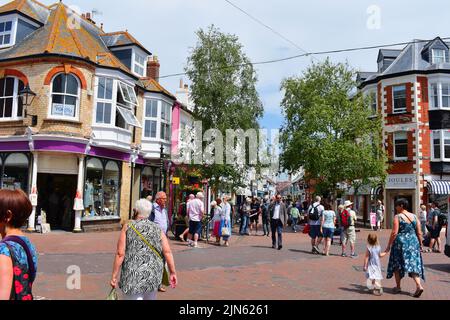 Eine geschäftige Straßenszene mit Urlaubern im Zentrum von Sidmouth. . Stockfoto
