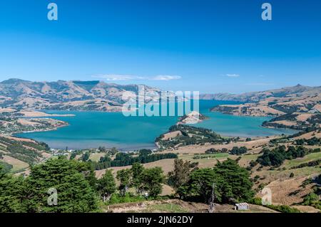 Akaroa Bay von hoch oben auf der Tourist Route auf der Summit Road auf der Banks Peninsula, südöstlich von Christchurch in South Island, Neuseeland Stockfoto