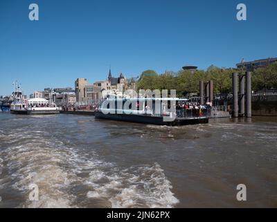 Antwerpen, Belgien, 17. Juli 2022, überfüllter Wasserbus wartet am Boarding Point in Antwerpen auf die Abfahrt Stockfoto