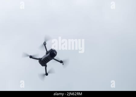 Kharkiv, Ukraine - 22. April 2021: DJI Mavic Mini 2 Drohne fliegt, Draufsicht. Neues Quadcopter-Gerät, das auf weißem Hintergrund schwebt Stockfoto