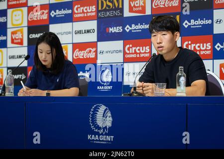 Gent. Belgien, 09. August 2022, KAA Gents Spieler Hyunseok Hong (Honny), abgebildet bei der Unterzeichnung seines Vertrags im belgischen Fußballverein KAA Gent, Montag, 08. August 2022 in Gent. BELGA FOTO JAMES ARTHUR GEKIERE Stockfoto