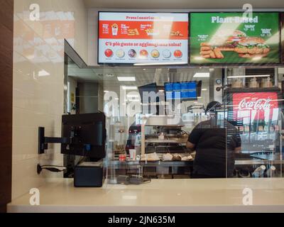 Die Frau bestellt im Fastfood-Restaurant Burger King über das elektronische Touchscreen-Menü eine Mahlzeit Stockfoto