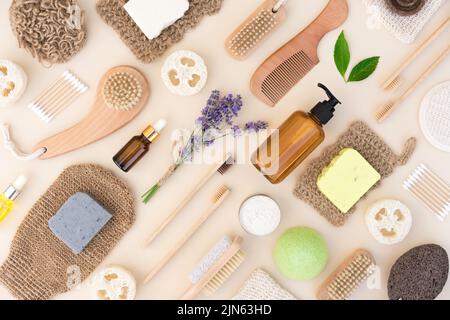 Flache Lay-Komposition mit Selbstpflegeprodukten und Kräuterkosmetik für die Körper- und Hautpflege. Natürliche Bad-Accessoires bündeln mit Lavendelblüten ov Stockfoto