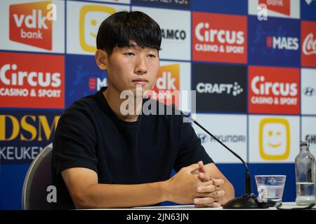 Gent. Belgien, 09. August 2022, KAA Gents Spieler Hyunseok Hong (Honny) wurde auf einer Pressekonferenz des belgischen Fußballvereins KAA Gent vorgestellt, um am Dienstag, den 09. August 2022 in Gent einen neuen Spieler vorzustellen. BELGA FOTO JAMES ARTHUR GEKIERE Stockfoto