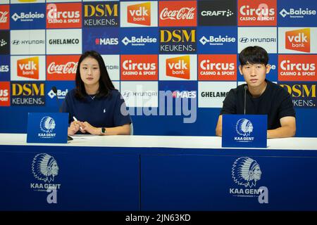 Gent. Belgien, 09. August 2022, KAA Gents Spieler Hyunseok Hong (Honny) wurde auf einer Pressekonferenz des belgischen Fußballvereins KAA Gent vorgestellt, um am Dienstag, den 09. August 2022 in Gent einen neuen Spieler vorzustellen. BELGA FOTO JAMES ARTHUR GEKIERE Stockfoto