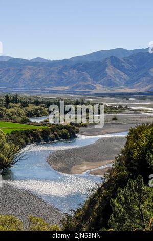 Der Waiau River liegt in der Nähe des Hanmer Hot Springs Resorts in den Canterbury Plains auf South Island in Neuseeland. Stockfoto