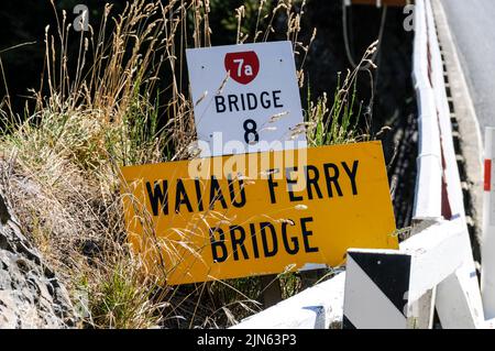 Waiau Ferry Bridge, die den Waiau River in der Nähe von Hamner Strings in den Canterbury Plains auf South Island in Neuseeland überspannt Stockfoto