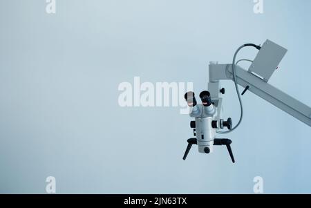 Dentalmikroskop auf dem Hintergrund der Wand in der Zahnarztpraxis Stockfoto