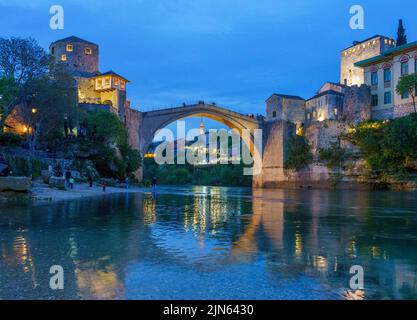 Blagaj, Bosnien - 2. Mai 2022 - Rundbrücke über den Fluss Neretva. Stockfoto