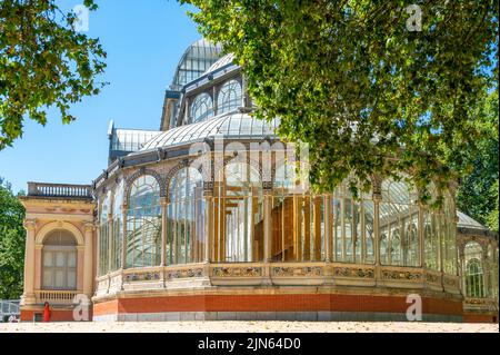 Außenstruktur des Palacio de Cristal, der sich im Parque del Buen Retiro befindet. Das Gebäude besteht aus Glas und Eisen, das mit einem Glas verziert ist Stockfoto