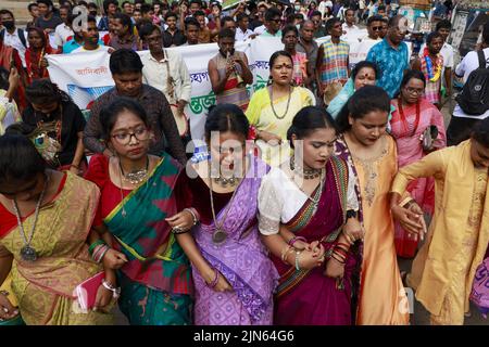 Dhaka, Bangladesch. 9. August 2022. Mitglieder der ethnischen Minderheiten Bangladeschs feiern den Internationalen Tag der indigenen Völker der Welt in Dhaka, Bangladesch, 9. August 2022. (Bild: © Suvra Kanti das/ZUMA Press Wire) Bild: ZUMA Press, Inc./Alamy Live News Stockfoto