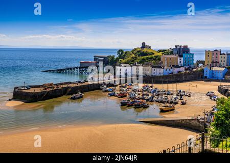 Der malerische geschützte Hafen wird von Reihen farbenfroher Häuser in Tenby, Pembrokeshire, Wales, Großbritannien, überblickt Stockfoto