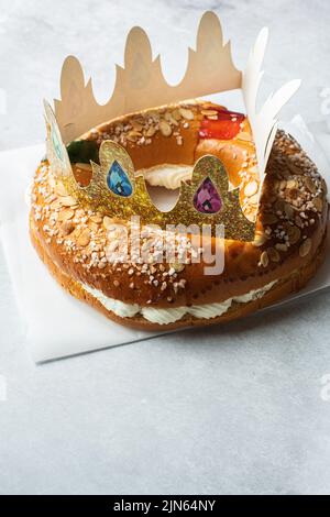 Roscon de Reyes - traditionelle spanische Backwaren. Stockfoto