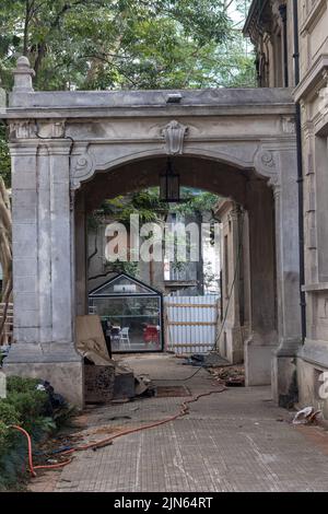 Eine vertikale Aufnahme eines Herrenhauses im französischen Stil Casa das Rosas in der Paulista Avenue, Sao Paulo, Brasilien Stockfoto