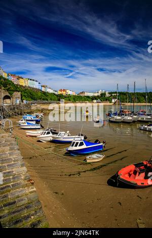 Der malerische geschützte Hafen wird von Reihen farbenfroher Häuser in Tenby, Pembrokeshire, Wales, Großbritannien, überblickt Stockfoto