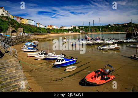 Der malerische geschützte Hafen wird von Reihen farbenfroher Häuser in Tenby, Pembrokeshire, Wales, Großbritannien, überblickt Stockfoto