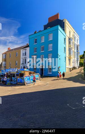 Farbenfrohe georgianische Architektur am Castle Hill mit Blick auf den Hafen in Tenby, Pembrokeshire, Wales, Großbritannien Stockfoto