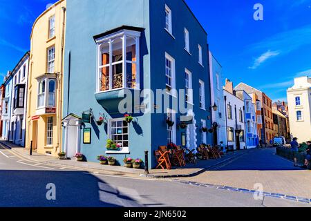 Farbenfrohe georgianische Architektur am Castle Hill mit Blick auf den Hafen in Tenby, Pembrokeshire, Wales, Großbritannien Stockfoto