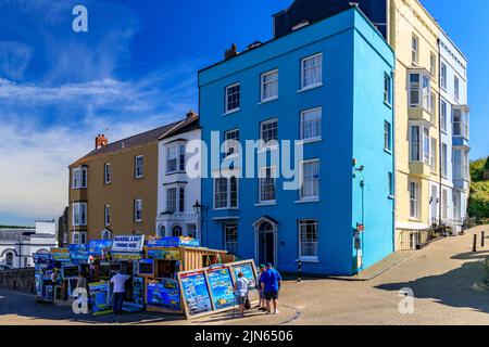 Farbenfrohe georgianische Architektur am Castle Hill mit Blick auf den Hafen in Tenby, Pembrokeshire, Wales, Großbritannien Stockfoto