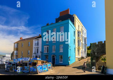 Farbenfrohe georgianische Architektur am Castle Hill mit Blick auf den Hafen in Tenby, Pembrokeshire, Wales, Großbritannien Stockfoto