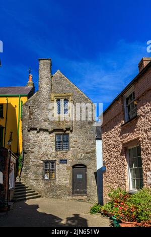 Das historische Tudor Merchant's House aus dem 15.. Jahrhundert befindet sich in einer engen gepflasterten Gasse in Tenby, Pembrokeshire, Wales, Großbritannien Stockfoto
