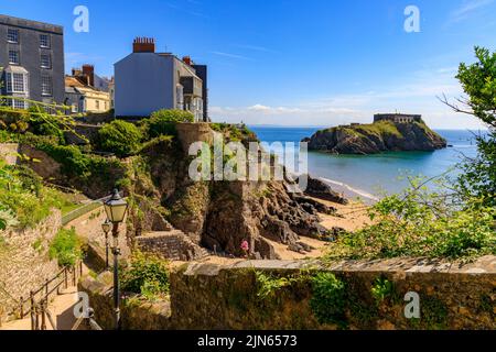 St Catherine's Island und Fort von der Strandtreppe in Tenby, Pembrokeshire, Wales, Großbritannien Stockfoto