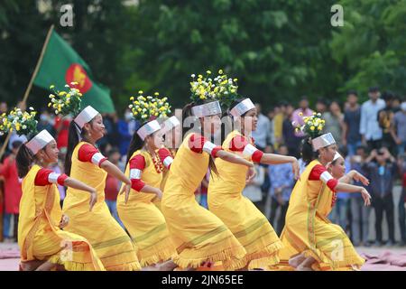 Dhaka, Bangladesch. 9. August 2022. Indigene Künstler aus Bangladesch tanzen anlässlich des Welt-Indigenen Tages im Central Shaheed Minar in Dhaka, Bangladesch, am 9. August 2022 auf Musik. (Bild: © Suvra Kanti das/ZUMA Press Wire) Bild: ZUMA Press, Inc./Alamy Live News Stockfoto