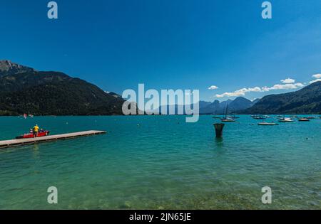 Der Hafen von St. Gilgen, einem Dorf am Wolfgangsee im österreichischen Bundesland Salzburg, im Salzkammergut. Österreich Stockfoto