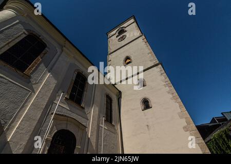 St. Wolfgang im Salzkammergut ist eine Marktstadt bestehend aus sehr malerischen Gebäuden hier eine gotische Kirche in Österreich, Europa Stockfoto