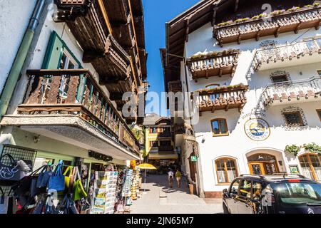 St. Wolfgang im Salzkammergut ist eine Marktstadt, die aus sehr malerischen Gebäuden in Österreich, Europa, besteht Stockfoto