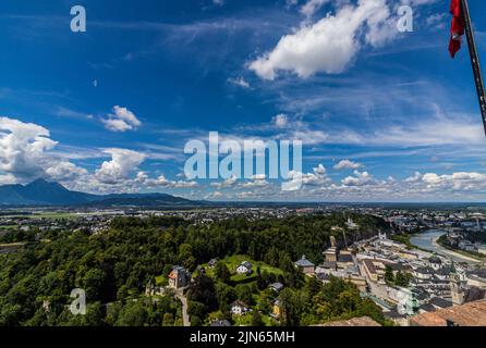 Blick von der mittelalterlichen Festung Hohensalzburg in den Sommermonaten über Salzburg, Österreich, Europa Stockfoto