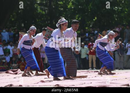 Dhaka, Bangladesch. 9. August 2022. Indigene Künstler aus Bangladesch tanzen anlässlich des Welt-Indigenen Tages im Central Shaheed Minar in Dhaka, Bangladesch, am 9. August 2022 auf Musik. (Bild: © Suvra Kanti das/ZUMA Press Wire) Bild: ZUMA Press, Inc./Alamy Live News Stockfoto