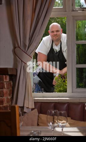 Tom Kerridge im Speisesaal von The Hand & Flowers, seinem Pub mit 2 Michelin-Sternen Stockfoto