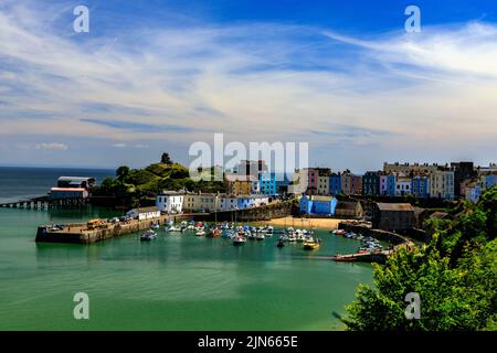 Der malerische geschützte Hafen wird von Reihen farbenfroher Häuser in Tenby, Pembrokeshire, Wales, Großbritannien, überblickt Stockfoto