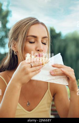 Leckeres Mittagessen auf der Außenterrasse. Leckeres Essen auf der Straße. Stockfoto