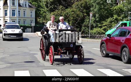 09. August 2022, Niedersachsen, Einbeck: Der ehemalige Rallye-Weltmeister Walter Röhrl (l.) macht vom Auto- und Motorradsammler Karl-Heinz Rehkopf eine Fahrstunde zum ältesten zugelassenen Automobil der Welt, einem Benz Victoria Nr. 99 aus dem Jahr 1894 (noch aus dpa-Video). Röhrl kam mit der Olympischen Rallye '72 Revival 2022 mit über 200 Oldtimern, die von Kiel nach München fährt und die Olympische Rallye 1972 nachbildet, zum PS Speicher und nahm die besondere Fahrstunde. Foto: Julian Stratenschulte/dpa Stockfoto