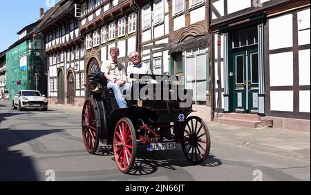 09. August 2022, Niedersachsen, Einbeck: Der ehemalige Rallye-Weltmeister Walter Röhrl (l.) macht vom Auto- und Motorradsammler Karl-Heinz Rehkopf eine Fahrstunde zum ältesten zugelassenen Automobil der Welt, einem Benz Victoria Nr. 99 aus dem Jahr 1894 (noch aus dpa-Video). Röhrl kam mit der Olympischen Rallye '72 Revival 2022 mit über 200 Oldtimern, die von Kiel nach München fährt und die Olympische Rallye 1972 nachbildet, zum PS Speicher und nahm die besondere Fahrstunde. Foto: Julian Stratenschulte/dpa Stockfoto